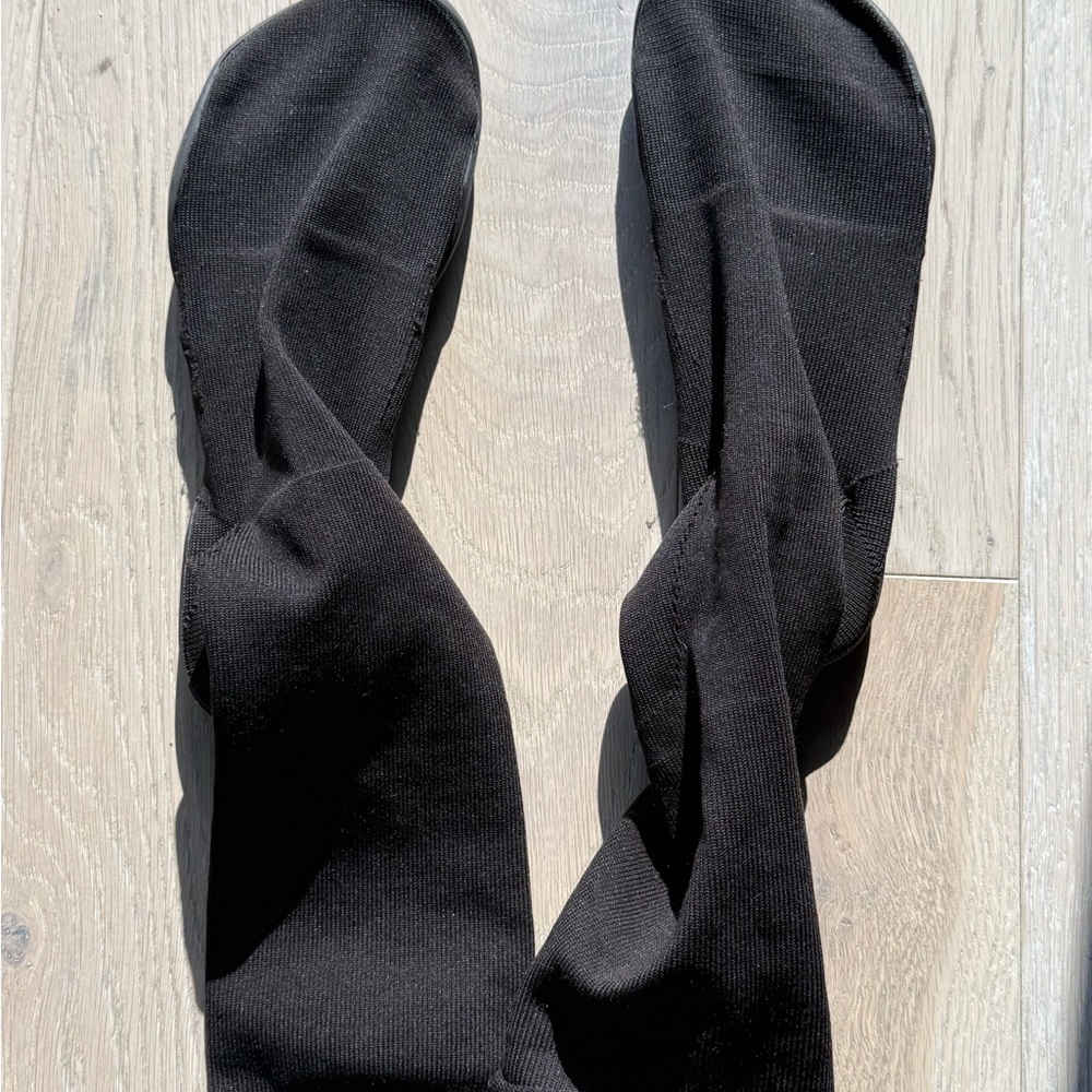 Yeezy Pods - Picture 5 of 11